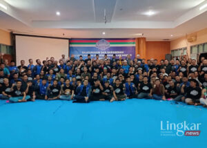 Alumni PM Darussalam Gontor berfoto bersama para Ustadz PM Darussalam Gontor dalam reuni nasional Gen Bi nang Jogja