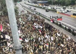 Ribuan Perangkat Desa Demo di DPR Lalu Lintas Macet