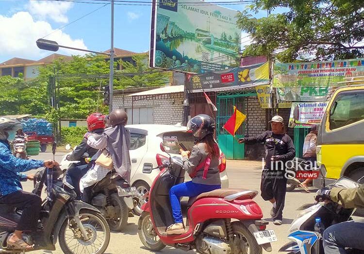 Flashing Bikin Semrawut Warga Terjun Ikut Menertibkan