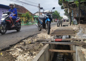 Pengerjaan perbaikan jalan Slamet Riyadi yang sering dikeluhkan warga akhirnya diputus kontrak oleh Pemkab Rembang