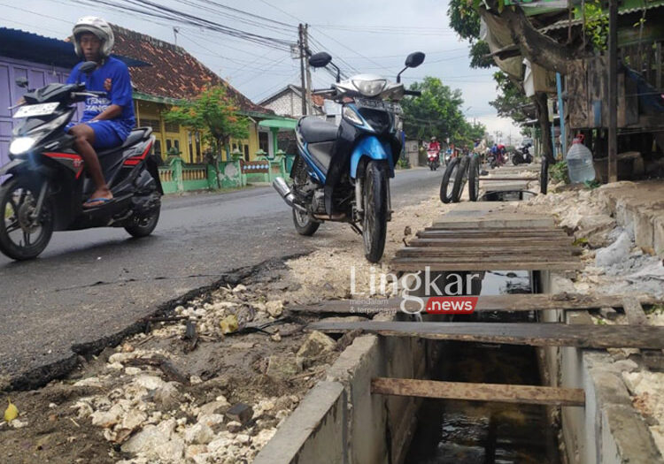 Pengerjaan perbaikan jalan Slamet Riyadi yang sering dikeluhkan warga akhirnya diputus kontrak oleh Pemkab Rembang