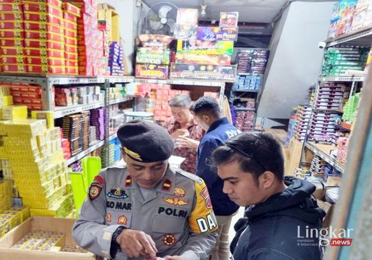 Petugas Polresta Surakarta saat melakukan pemeriksaan sejumlah petasan di sebuah toko di Jalan RE Martadinata Kampung Sewu Kecamatan Jebres Solo