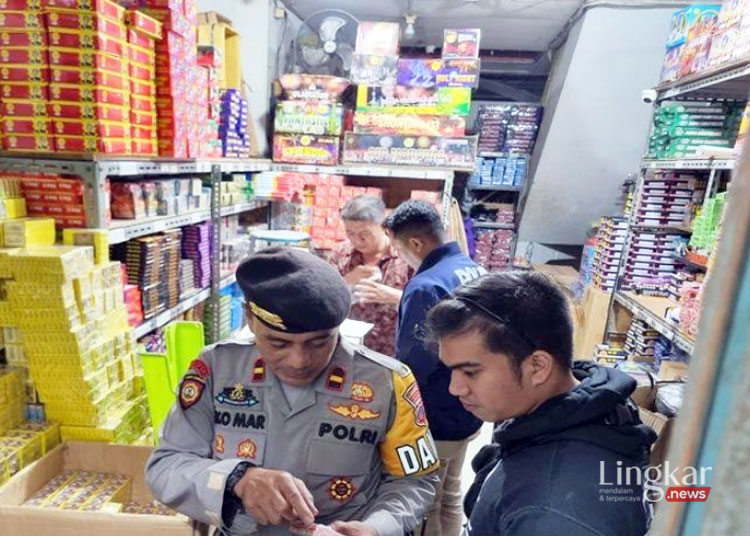 Petugas Polresta Surakarta saat melakukan pemeriksaan sejumlah petasan di sebuah toko di Jalan RE Martadinata Kampung Sewu Kecamatan Jebres Solo