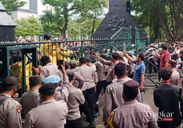 Ribuan massa aksi tolak pengesahan Perppu Ciptaker berlangsung ricuh hingga merobohkan Gerbang Kantor DPRD Jawa Tengah Selasa