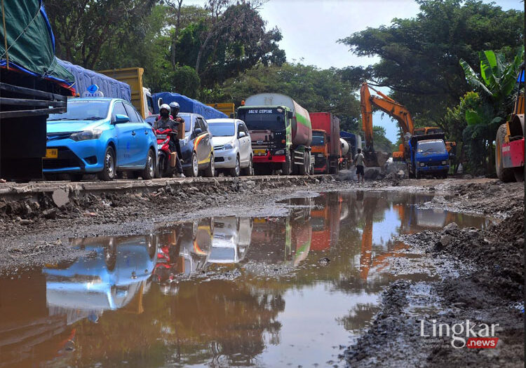 Bahu Jalan Pantura Pati Rembang Berlumpur Macet Kian Menjadi jadi