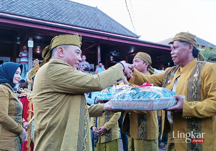 Peringati HUT Jepara Ke 474 Pemkab Gelar Kirab Buka Luwur