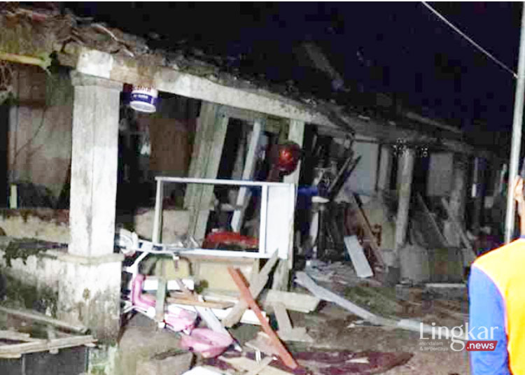 Rumah rusak berat akibat ledakan bubuk mercon di Desa Jebengsari Kecamatan Salaman Kabupaten Magelang.