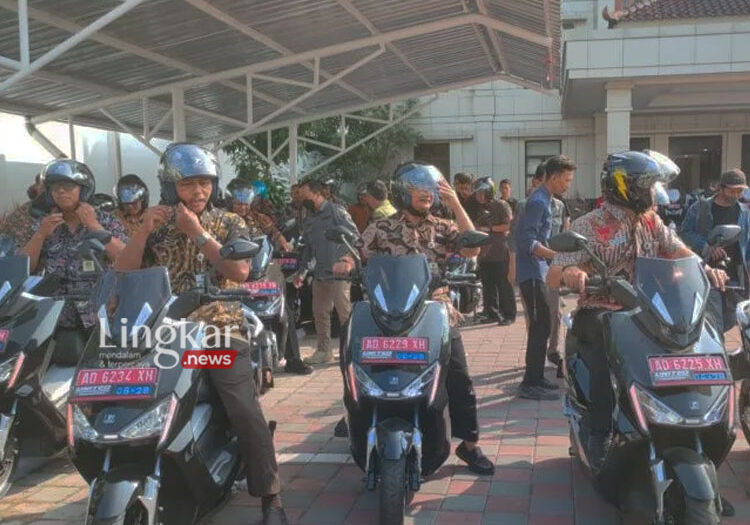 Pemkot Surakarta Bagikan Motor Listrik Buatan dalam Negeri ke Kecamatan dan Kelurahan