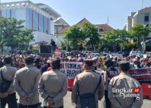 GANJAR DIDEMO MALAH HADIRI PENGUKUHAN PENGURUS APINDO