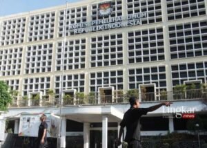 Hari Pertama 2 Pasangan Capres Cawapres Pemilu 2024 Daftar ke KPU