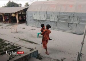 Erupsi Gunung Lewotobi Laki Laki Warga Dimbau Pakai Masker saat Aktivitas di luar