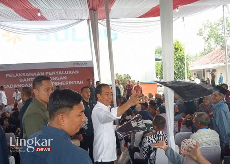 Presiden Jokowi Bagikan Bantuan Beras dan 2 Sepeda untuk Warga Bantul