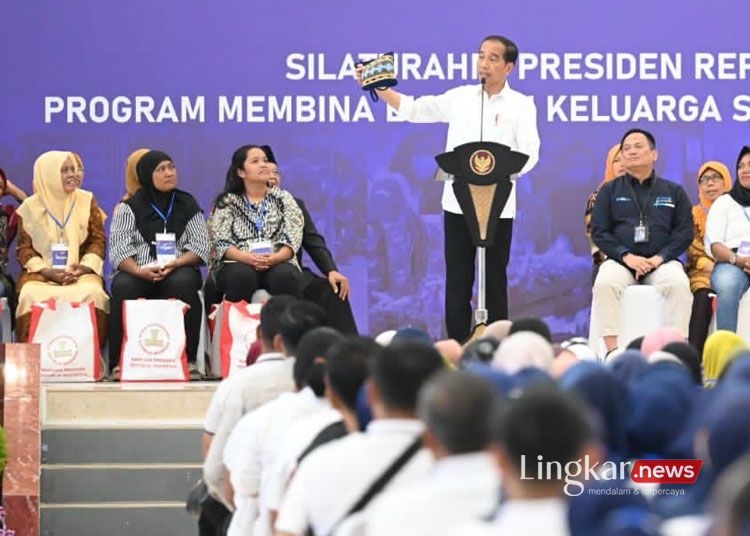 Bangga Produk Lokal Jokowi Belikan Istrinya Tas Seharga Rp 25 ribu