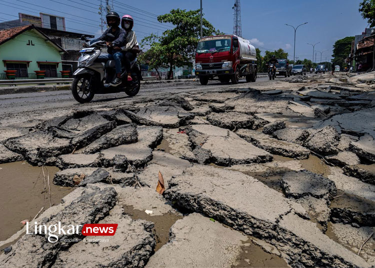 Jelang Arus Mudik Jalan Pantura Demak Kudus Rusak Parah