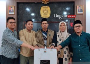 Lima komisioner KPU Kota Makassar memegang kotak suara usai penutupan rapat pleno