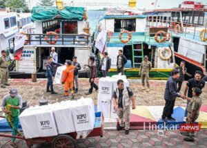 Petugas gabungan mengangkat logistik Pemilu 2024
