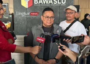 Ketua Bawaslu RI Rahmat Bagja tengah saat memberikan keterangan di Gedung Bawaslu RI