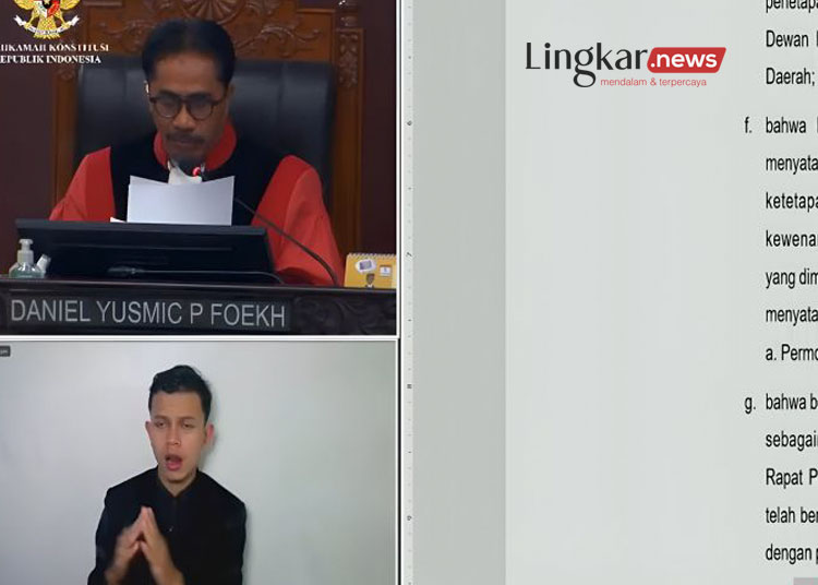 Tangkapan layar Hakim Konstitusi Daniel Yusmic P. Foekh membacakan pertimbangan Mahkamah Konstitisi MK
