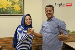 Diah Warih Anjari bersama Ketua DPC Partai Demokrat Surakarta Supriyanto 768x512 1