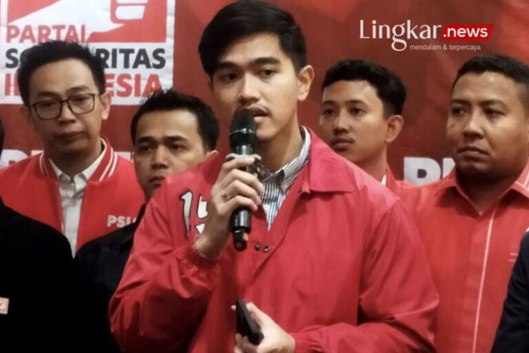 Ketua Umum PSI Kaesang Pangarep saat konferensi pers 768x512 1