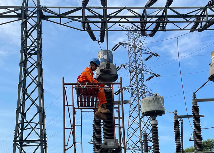 Pastikan Listrik Aman Saat Idul Adha PLN Lakukan Pemeliharaan Gardu Induk Semen Nusantara