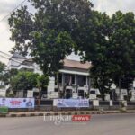 Spanduk Andra Soni Dimyati Terpasang di Pagar Kantor BPKD Pandeglang Dipersoalkan