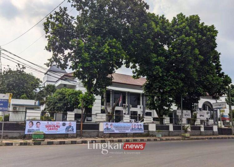 Spanduk Andra Soni Dimyati Terpasang di Pagar Kantor BPKD Pandeglang Dipersoalkan