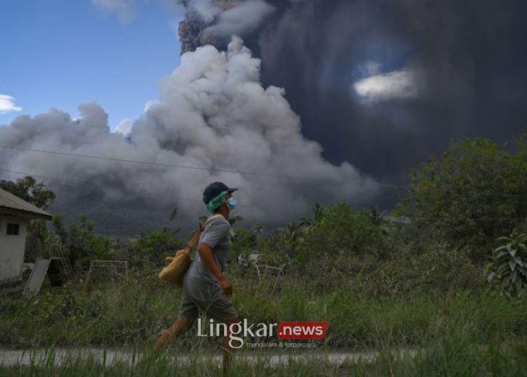 Debu Vulkanik Erupsi Gunung Lewotobi Laki Laki Menyebar ke Lombok