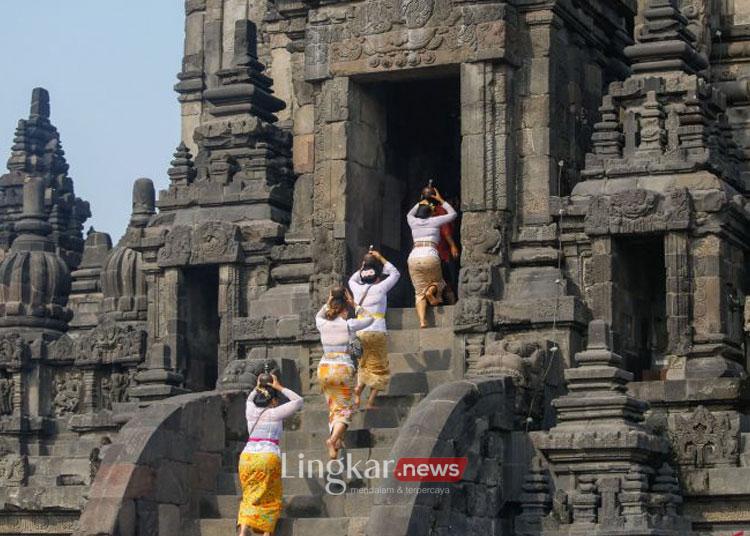 upacara Abhiseka di pelataran Candi Prambanan