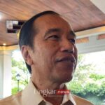 Jokowi memberikan pernyataan kepada wartawan