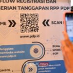 Peserta memindai QR Code untuk memberikan tanggapan terhadap Rancangan Peraturan Pemerintah Pelindungan Data Pribadi