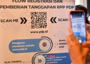 Peserta memindai QR Code untuk memberikan tanggapan terhadap Rancangan Peraturan Pemerintah Pelindungan Data Pribadi