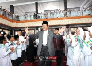 Menteri Agama Nasaruddin Umar saat menyapa para santri. ANTARAHO Kemenag