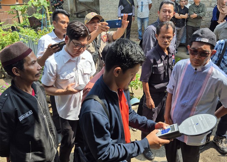 PLN Bersama Warga Ukur Jarak Aman dan Medan Magnet di Bawah SUTET 1 Tindaklanjuti Keluhan Warga PLN Ukur Jarak Aman dan Medan Magnet di Bawah SUTET