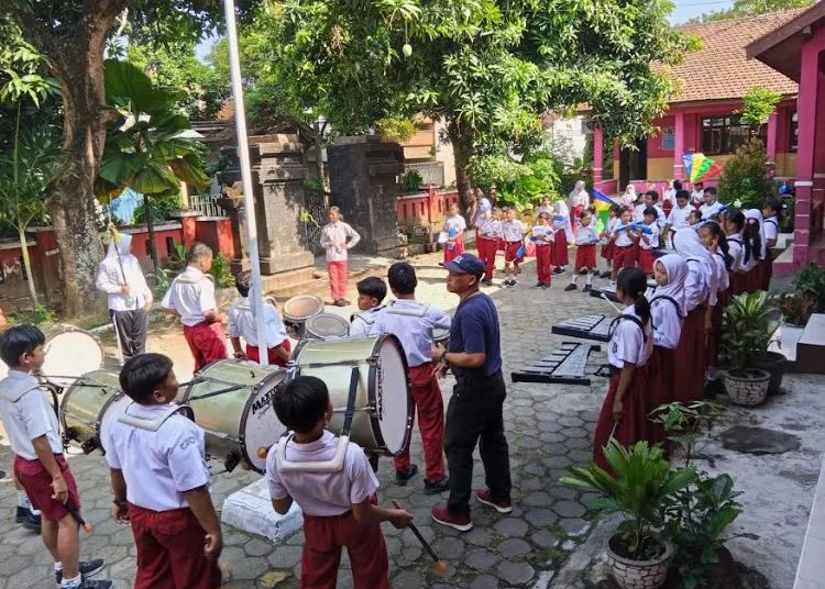 Ekstrakurikuler Drumband Jadi Daya Tarik SD 2 Burikan Kudus 1 Ekstrakulikuler Drumband Jadi Daya Tarik SD 2 Burikan Kudus