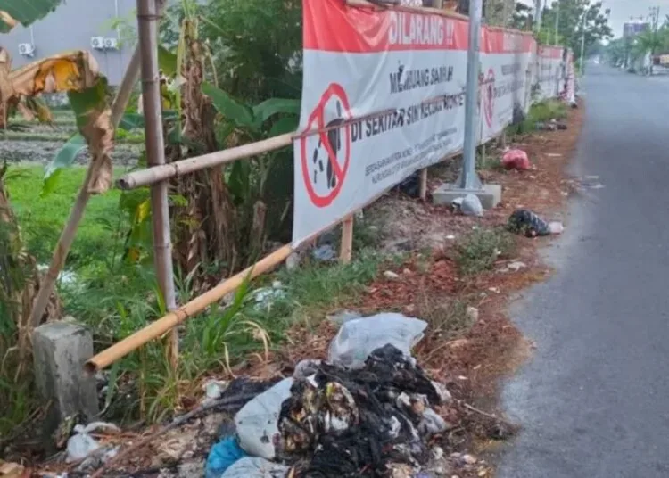 Tumpukan sampah di Bantul