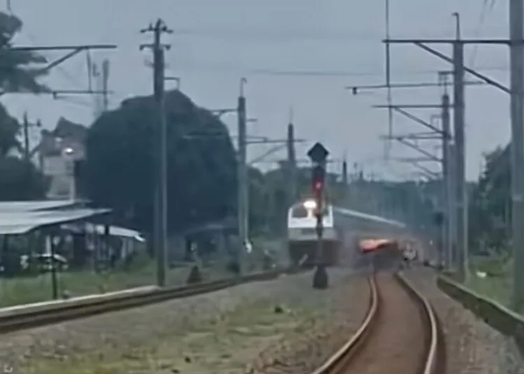Kereta api tabarak mobil dan motor di Sleman