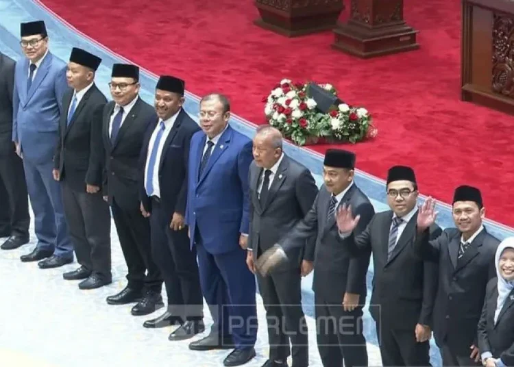 pimpinan-dpr-ri-berfoto-bersama-calon-anggota-ombudsman-2026-2031-750x536-1