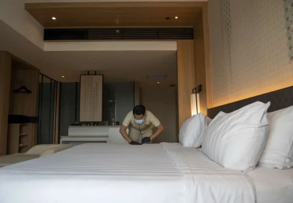 karyawan-hotel-rapikan-kamar