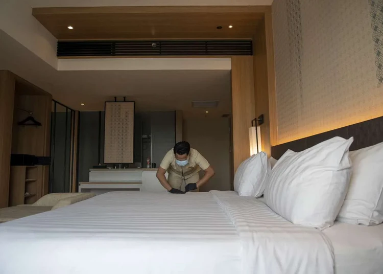 karyawan-hotel-rapikan-kamar