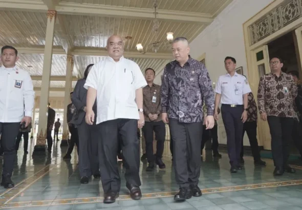 menhub-dudy-purwagandhi-dan-wakil-gubernur-diy-kgpaa-paku-alam-x