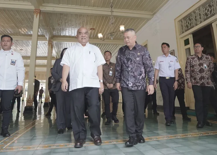 menhub-dudy-purwagandhi-dan-wakil-gubernur-diy-kgpaa-paku-alam-x