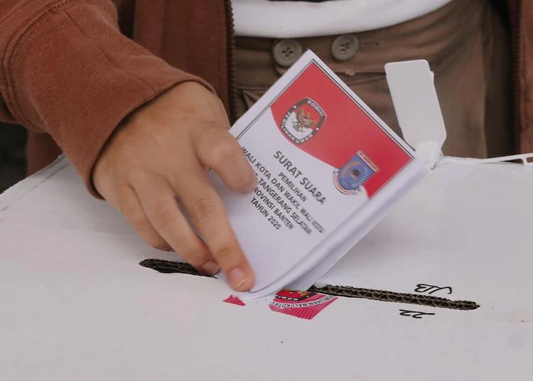 pemilih-memasukkan-surat-suara-pilkada