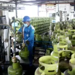 petugas-pertamina-menata-tabung-elpiji