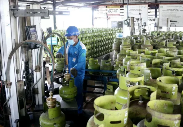 petugas-pertamina-menata-tabung-elpiji