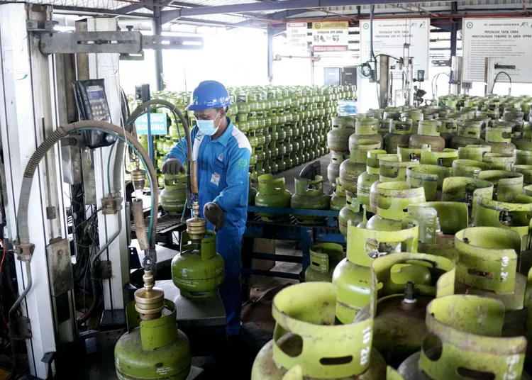 petugas-pertamina-menata-tabung-elpiji