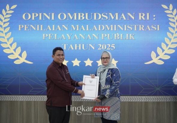 sekda-diy-ni-made-dwipanti-indriyanti-menerima-penyerahan-hasil-penilaian-pelayanan-publik-oleh-ombudsman-ri-diy