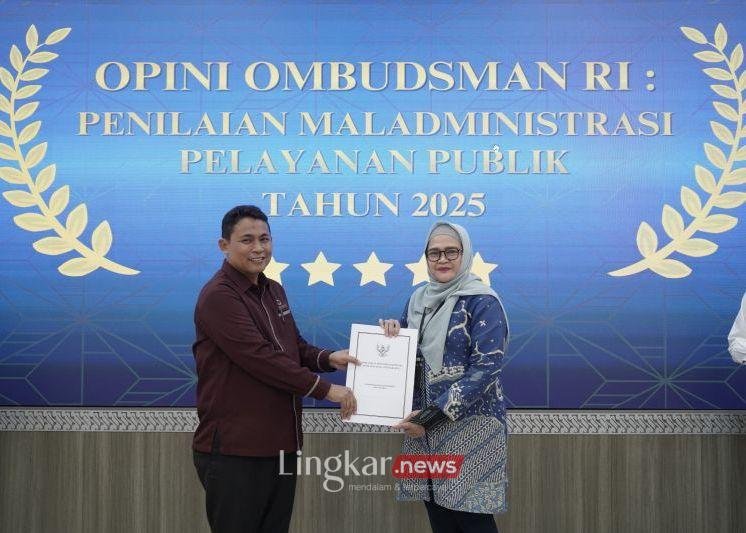 sekda-diy-ni-made-dwipanti-indriyanti-menerima-penyerahan-hasil-penilaian-pelayanan-publik-oleh-ombudsman-ri-diy