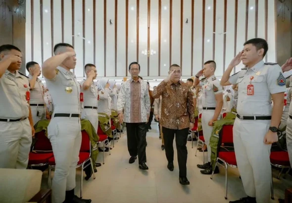 wamen-atr-bpn-ossy-dermawan-dan-gubernur-diy-sri-sultan-hamengku-buwono-x-melepas-619-taruna-stpn-yogyakarta