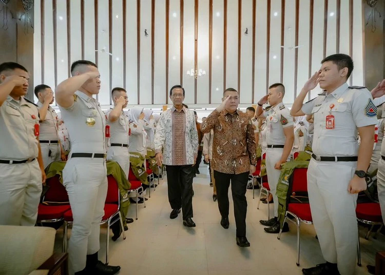 wamen-atr-bpn-ossy-dermawan-dan-gubernur-diy-sri-sultan-hamengku-buwono-x-melepas-619-taruna-stpn-yogyakarta